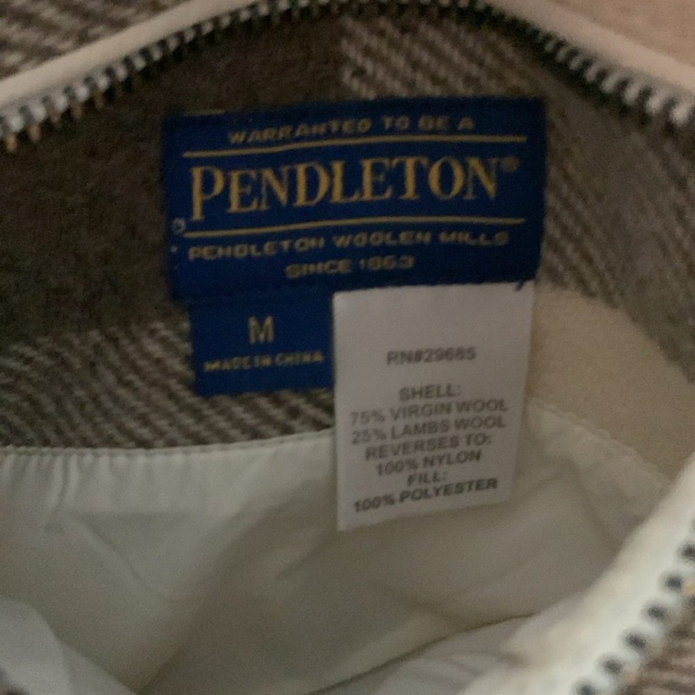 Pendleton Women’s Medium Reversible Puffer Vest. … - image 8